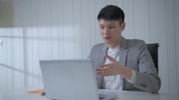 4K解像度のビジネスコンセプト オフィスでコンピュータを使って通信しているアジア人男性 — ストック動画