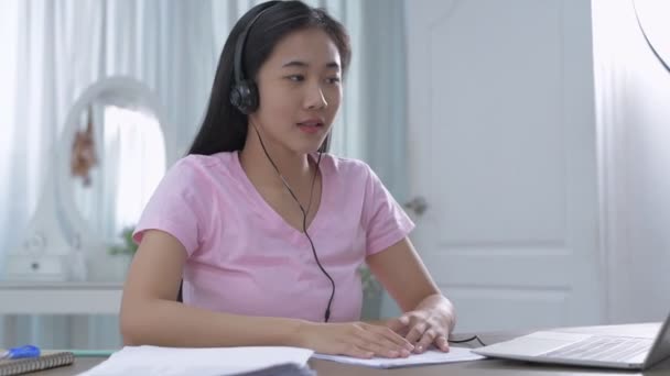 Utbildningskoncept För Resolution Asiatiska Flickor Kommunicerar Med Dator — Stockvideo