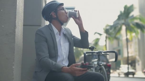 Energieffektivt Resefordonskoncept Med Upplösning Asiatisk Man Dricker Kaffe Staden — Stockvideo