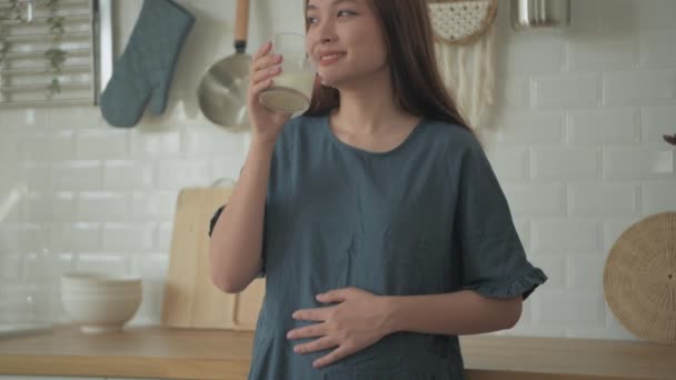 Concetto Donna Incinta Risoluzione Ragazze Asiatiche Stanno Bevendo Latte Cucina — Video Stock