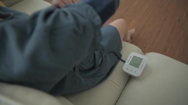 4K解像度の妊娠中の女性の概念 圧力計で彼女の健康をチェックする女性 — ストック動画