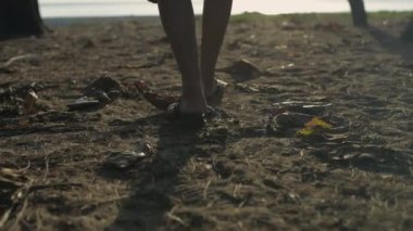 Seyahat konsepti 4k Çözünürlük. Kumsalda yürüyen yaşlı bir kadın..