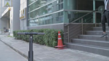 Enerji tasarruflu seyahat aracı konsepti 4k Çözünürlük. Şehirde scooter süren bir iş adamı..