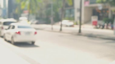 4k Kararlılığın iş konsepti. Kurye paketi evdeki müşteriye teslim ediyor..
