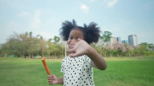 Conceito Férias Resolução Jovem Menina Feliz Comendo Salsichas Jardim — Vídeo de Stock