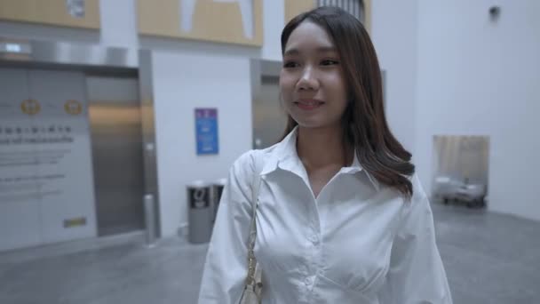 Conceptul Cumparaturi Rezolutie Asiatic Femeie Intră Într Mall — Videoclip de stoc