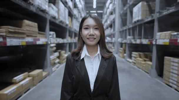 4K解像度のビジネスコンセプト アジアの女性は倉庫に自信を持って腕を折る — ストック動画