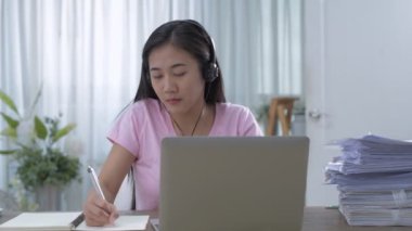 4k Kararlılığın iş konsepti. Genç Asyalı kadınlar evde çok çalışıyor..