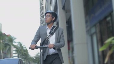 Enerji tasarruflu seyahat aracı konsepti 4k Çözünürlük. Yol kenarında scooter süren Asyalı bir adam..