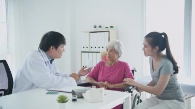 4k çözünürlüğünün tıbbi konsepti. Bir doktor hastane odasında bir hastaya ilacı açıklıyor..