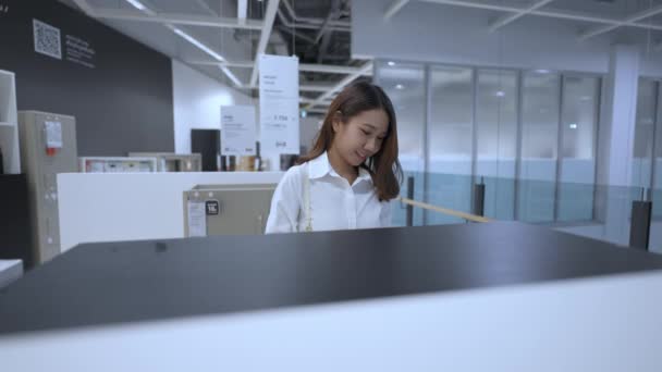 Concept Commercial Résolution Les Femmes Asiatiques Achètent Des Meubles Dans — Video