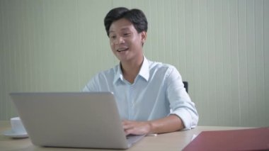 4k Kararlılığın iş konsepti. Ofisteki bilgisayarlarla iletişim kuran Asyalı adamlar..