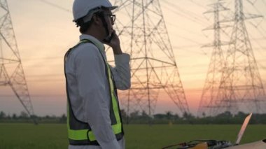 Mühendislik konsepti 4k Çözünürlük. Teknisyen elektronik devreyi kontrol ediyor..