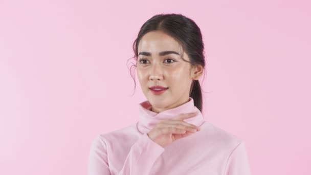 Krásný Koncept Rozlišení Asijské Dívka Dotýká Její Tvář Růžovém Pozadí — Stock video