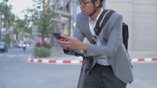 Energieffektivt Resefordonskoncept Med Upplösning Asiatiska Män Använder Mobiltelefoner För Att — Stockvideo