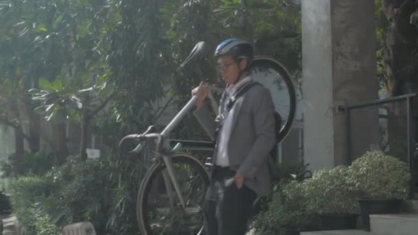 Enerji Tasarruflu Seyahat Aracı Konsepti Çözünürlük Asyalı Bir Adam Bisiklet — Stok video