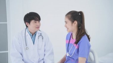 4k çözünürlüğünün tıbbi konsepti. Asyalı doktorlar ve hemşireler rahatça sohbet ediyorlardı..