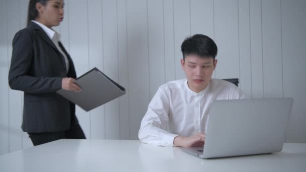 4K解析度的业务概念 亚洲男人被办公室里的主管指责 — 图库视频影像