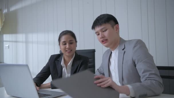 Geschäftskonzept Der Auflösung Asiatische Mitarbeiter Arbeiten Büro Zusammen — Stockvideo