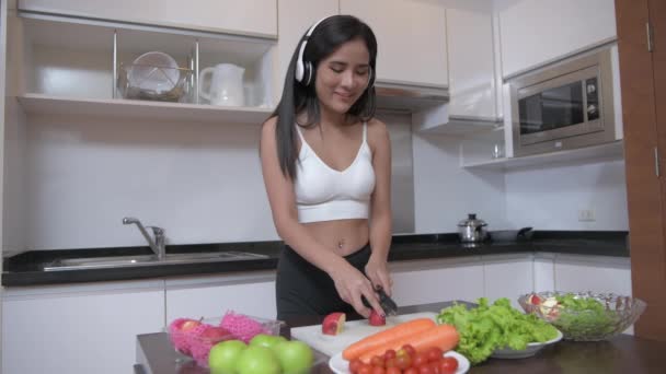 Koncepcja Zdrowotna Rozdzielczości Azjatyckie Młode Kobiety Szczęśliwie Robią Sałatki Kuchni — Wideo stockowe