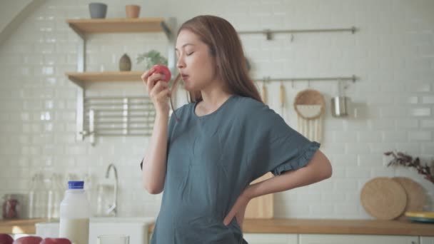 Conceito Mulher Grávida Resolução Uma Mulher Grávida Comendo Uma Maçã — Vídeo de Stock