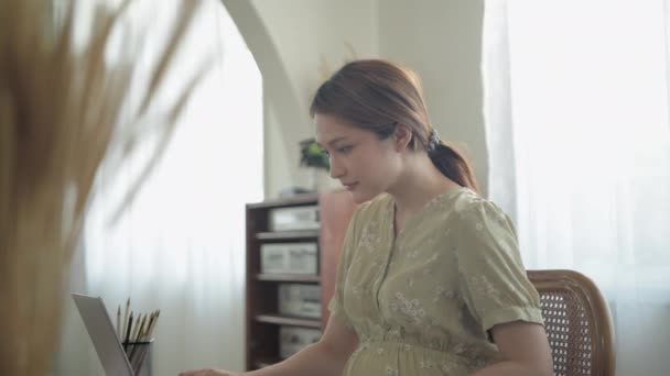Gravid Kvinna Begreppet Upplösning Asiatiska Kvinnor Arbetar Pappersarbete Hemma Semester — Stockvideo