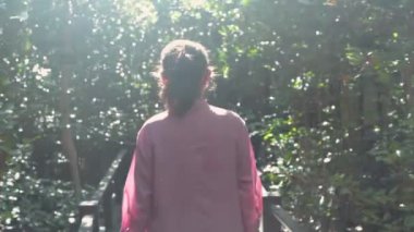 Seyahat konsepti 4k Çözünürlük. Yaşlı bir kadın mangrov ormanında mutlu bir şekilde yürüyor..