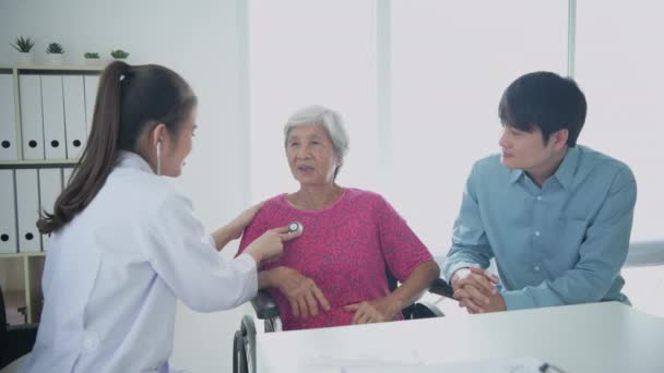 Conceito Médico Resolução Médico Está Examinando Paciente Hospital — Vídeo de Stock