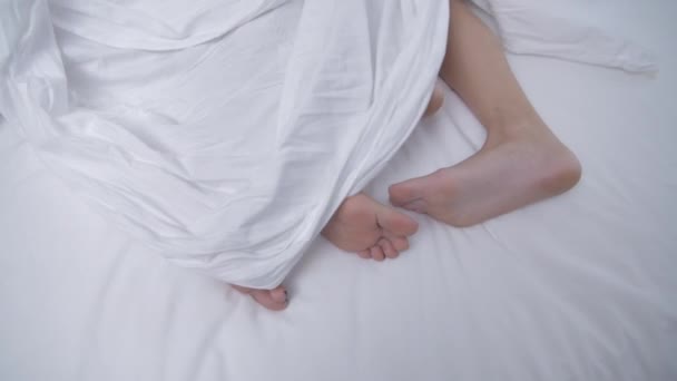 Hälsobegreppet Upplösning Fötterna Rör Sig Sängen — Stockvideo