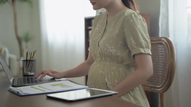 Concetto Donna Incinta Risoluzione Donne Asiatiche Che Lavorano Scartoffie Casa — Video Stock