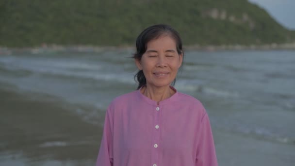 Travel Concept Resolution Asian Old Woman Introducing Beachside Attractions — Stock Video