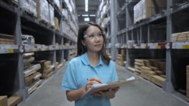 4k Kararlılığın iş konsepti. Asyalı kadınlar depodaki eşyaları dikkatle inceliyor..
