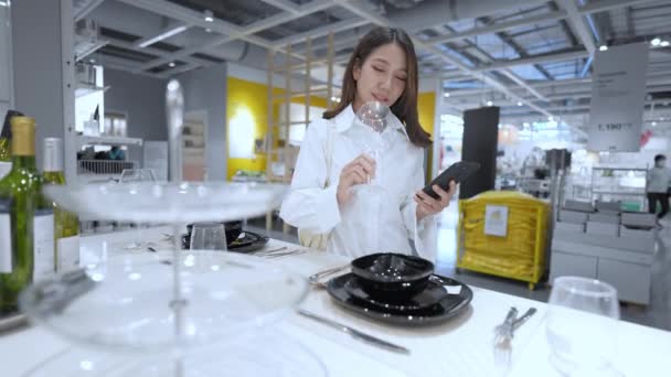 Concept Commercial Résolution Les Femmes Asiatiques Achètent Des Lunettes Dans — Video