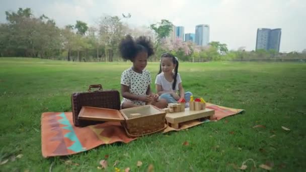 Conceito Férias Resolução Meninas Estavam Brincando Juntas Jardim — Vídeo de Stock