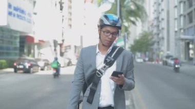 Enerji tasarruflu seyahat aracı konsepti 4k Çözünürlük. Asyalı erkekler şehir içi ulaşımı keşfetmek için cep telefonu kullanıyorlar.