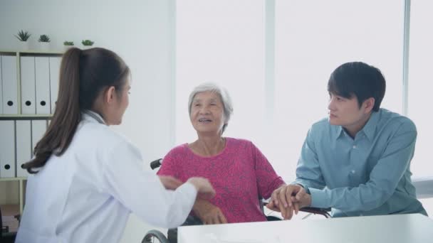Concept Médical Résolution Médecin Examine Gorge Patient Hôpital — Video