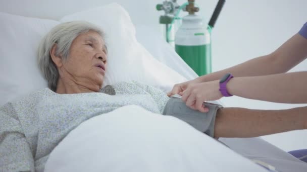 4K解像度の医学的概念 医者は患者の圧力を測定している — ストック動画