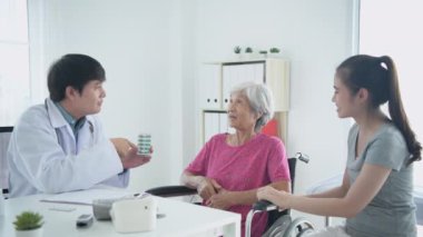 4k çözünürlüğünün tıbbi konsepti. Bir doktor hastane odasında bir hastaya ilacı açıklıyor..