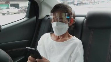 Seyahat konsepti 4k Çözünürlük. Arabada cep telefonu çalan Asyalı yaşlı kadın..
