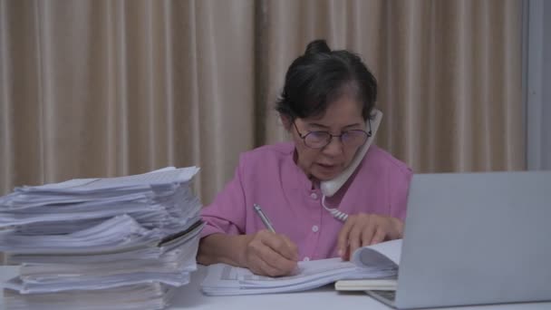 Concepto Negocio Resolución Asiáticas Ancianas Están Ocupados Revisando Documentos — Vídeos de Stock