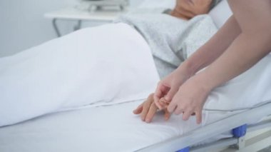 4k çözünürlüğünün tıbbi konsepti. Hemşire, hastanedeki hastalar için nabız monitörü takıyor..