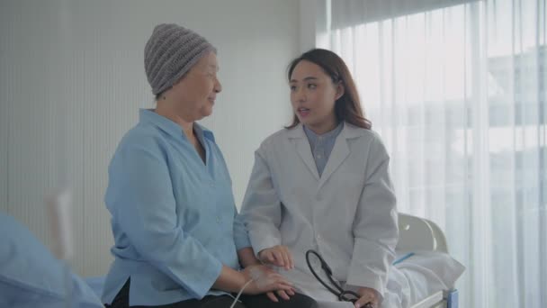 Lékařský Koncept Rozlišení Doktor Pacienta Utěšuje — Stock video