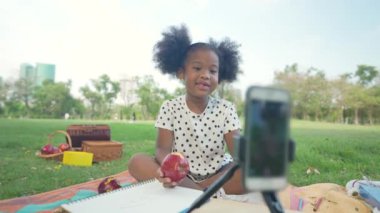 Tatil konsepti 4k Çözünürlük. Kız bahçede video çekiyordu..