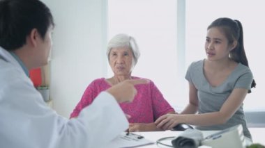 4k çözünürlüğünün tıbbi konsepti. Hastanedeki bir doktora danışıyorum..