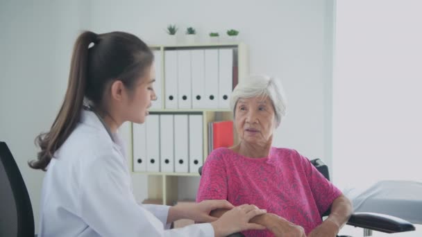 Concept Médical Résolution Médecin Mesure Température Dans Chambre Hôpital — Video