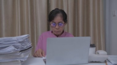 4k Kararlılığın iş konsepti. Asyalı yaşlı kadınlar belgeleri kontrol etmekle meşguller..
