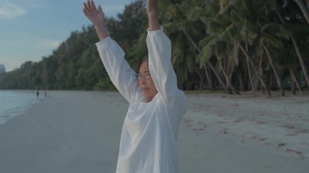 Urlaubskonzept Der Auflösung Alte Frau Praktiziert Yoga Strand — Stockvideo