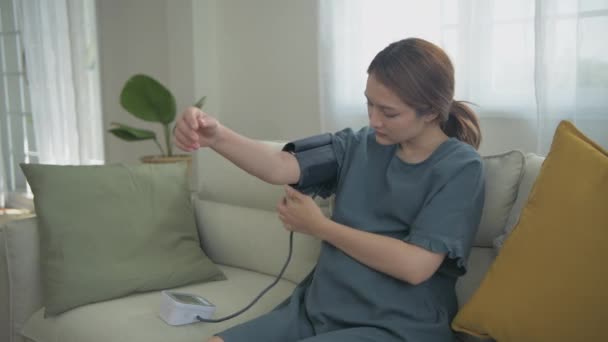 Conceito Mulher Grávida Resolução Menina Asiática Passando Por Check Com — Vídeo de Stock