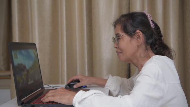 Koncepcja Wakacyjna Rozdzielczości Azji Stare Kobiety Grać Gry Szczęśliwie Pokoju — Wideo stockowe