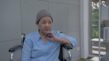 Sağlık konsepti 4k Çözünürlük. Yaşlı bir Asyalı kadın hastanede akrabalarının ziyaretini bekliyor..